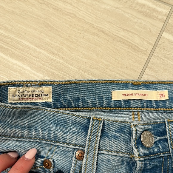 Levi’s Wedgie Straight Jean - Picture 4 of 5